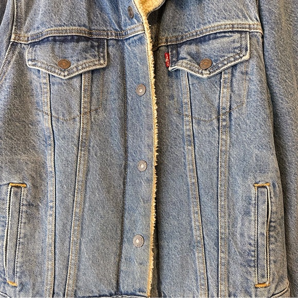 Levi's Light Blue Jean Jacket with Cream Collar - Picture 2 of 7